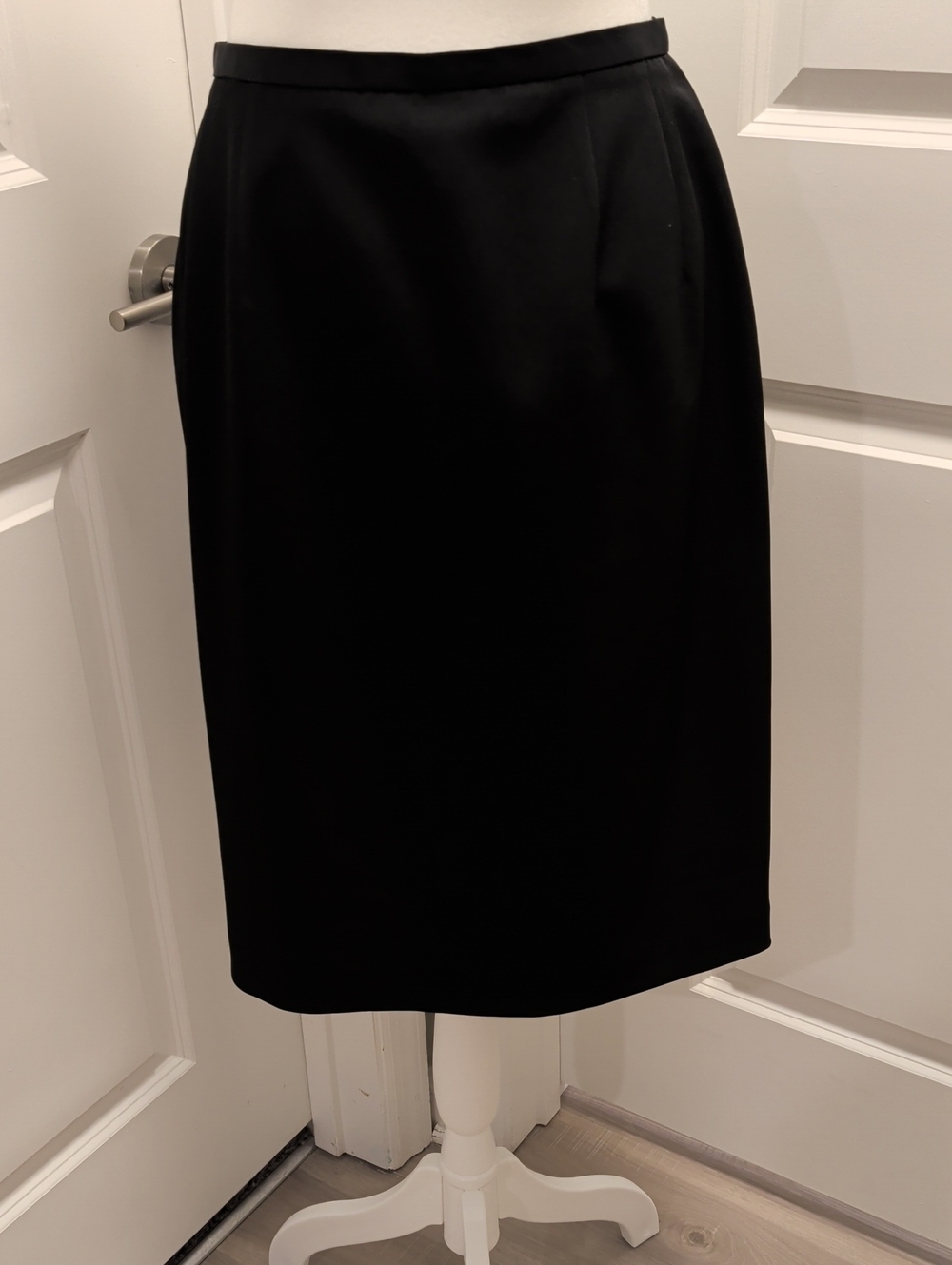 HARVE BENARD by BENARD HOLTZMAN- NWOT Size 8 -  Tailored Black Pencil Skirt